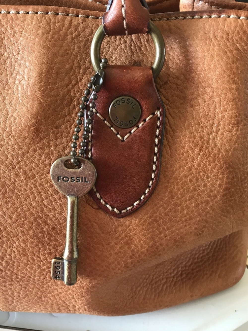 BOHO-CHIC FOSSIL RETRO SMALL LEATHER TOTE WITH ICONIC BRASS KEY CHARM - Picture 12 of 16